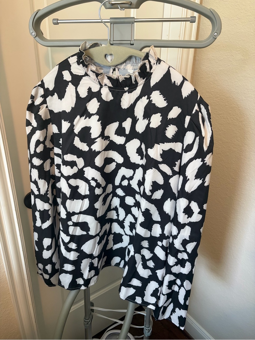 Women's Black & White Animal Print Long-Sleeve Blouse